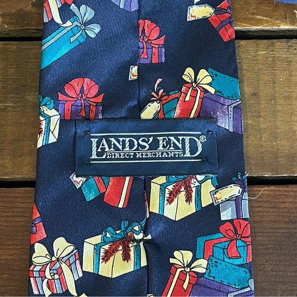 Lands’ End Direct Merchants 100% silk, wrapped presents tie. - Picture 4 of 5